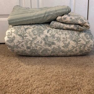 Reversible Queen Quilt w/ 2 matching Shams